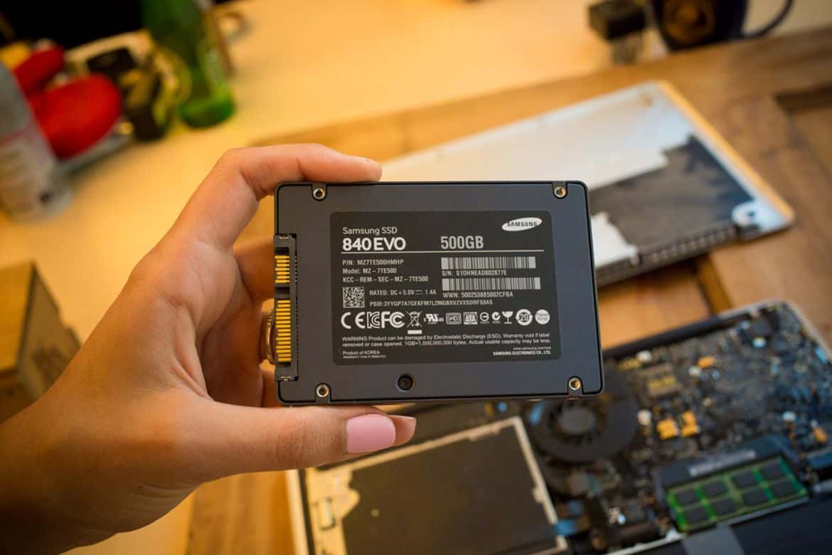 صورة لـ نصائح مميزة من أجل تسريع جهاز الماك بوك القديم وتحسين فعاليته | hard-drive-ram-how-to-7542-min-DzTechs