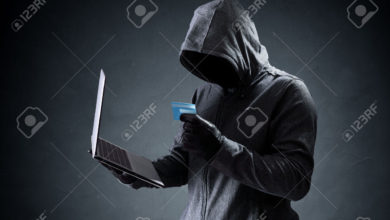 صورة لـ دورة تعليمية لاختراق الحواسيب مقدمة من أقوى هكر في أمريكا | 35905417-Computer-hacker-with-credit-card-stealing-data-from-a-laptop-concept-for-network-security-identity-t-Stock-Photo