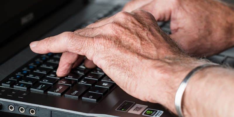 صورة لـ كيفية إعداد جهاز الكمبيوتر Windows ليلائم كبار السن | Windows-Seniors-Featured-DzTechs