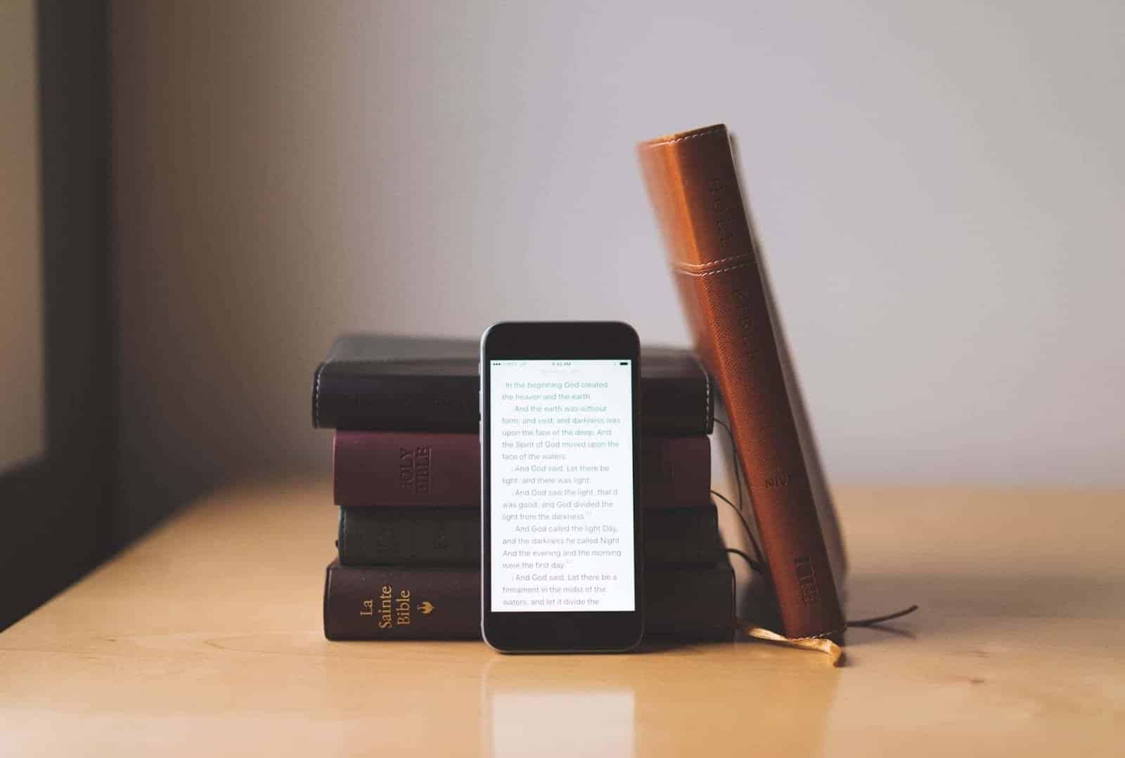 صورة لـ ما هي القراءة الاجتماعية؟ أفضل تطبيقات القراءة الاجتماعية | Bible-Hero-1-min-DzTechs