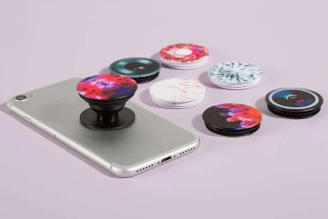 صورة لـ ما هي Popsockets؟ لماذا يجب أن تكون في قائمة اكسسوارات هاتفك | popsocket_phone_example-equd7Ifs-DzTechs