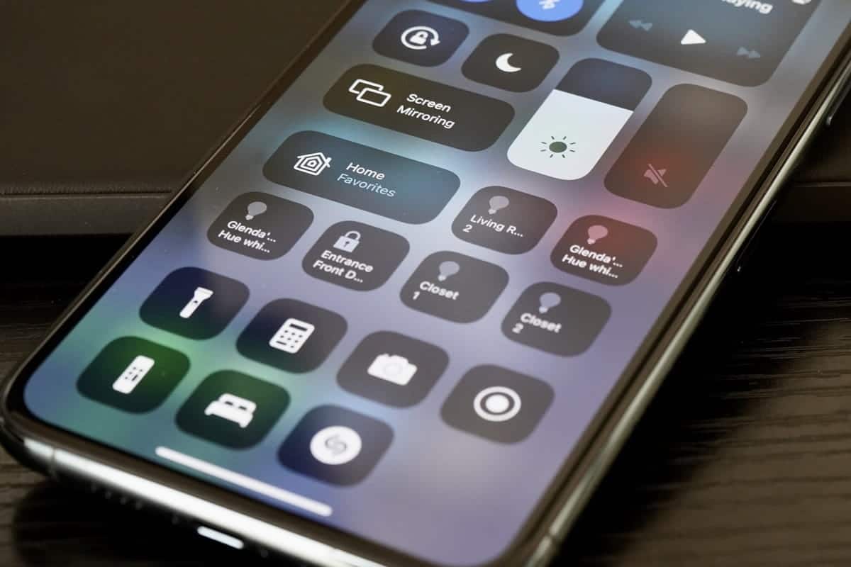 صورة لـ كيفية إزالة الملحقات المنزلية من مركز التحكم على iOS14؟ | homekit_control_center_hero_100858380_large-dLMtXhgs-DzTechs