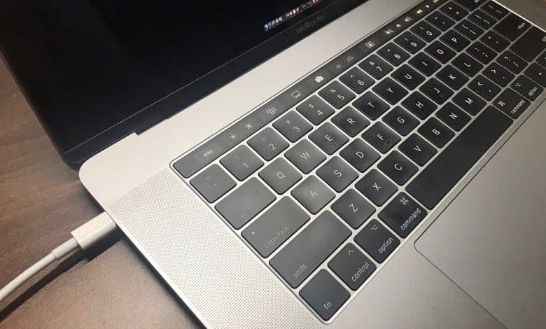 صورة لـ لماذا يهتز الـ MacBook الخاص بي أثناء توصيله بالشاحن؟ | 1r79_wfSjyMxE4zhhiKU2Ng-DzTechs