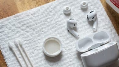 صورة لـ أفضل الطرق لتنظيف سماعات AirPods بأمان وفعاليَّة | 1FiC6A8IpVA1pAkrFasPEfg-DzTechs