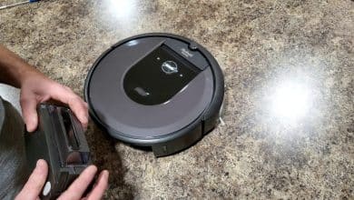 صورة لـ كيفية إفراغ حاوية المُهملات المُدمجة في مكنسة Roomba الكهربائية الروبوتية | 1gNKx-igy8jUmzRvCclwuDA-DzTechs