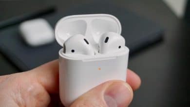 صورة لـ هل لون مصباح الحالة على AirPods بُرتقالي؟ ماذا تعنيه هذه الألوان على علبة الشحن؟ | airpods-2nd-gen-04-10079