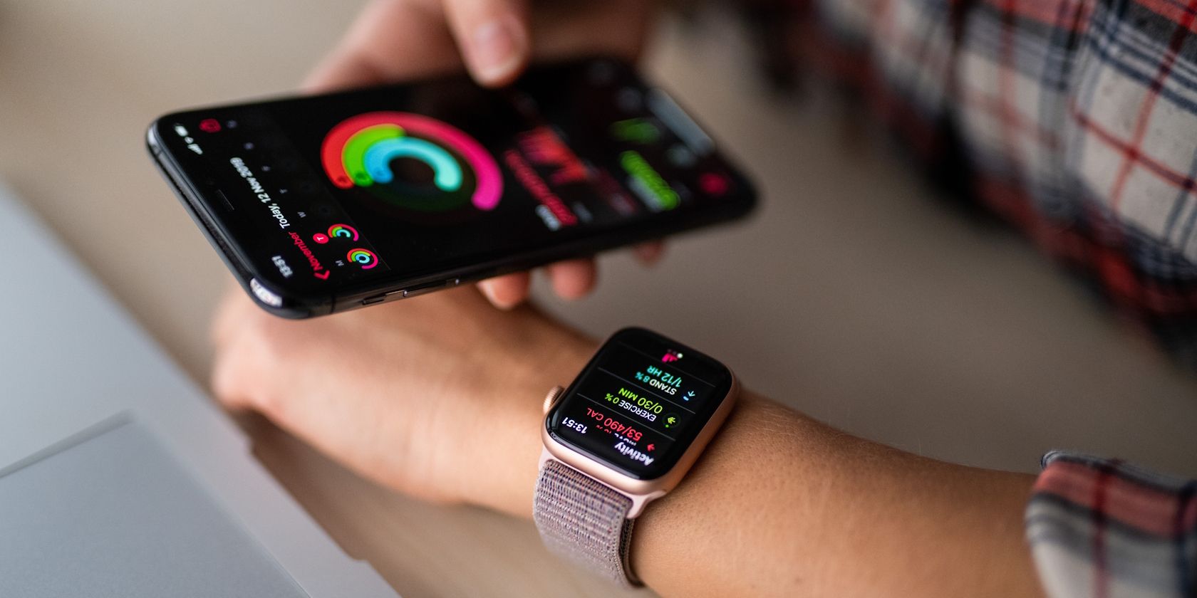 رجل يستخدم هاتف أيفون أثناء ارتداء Apple Watch