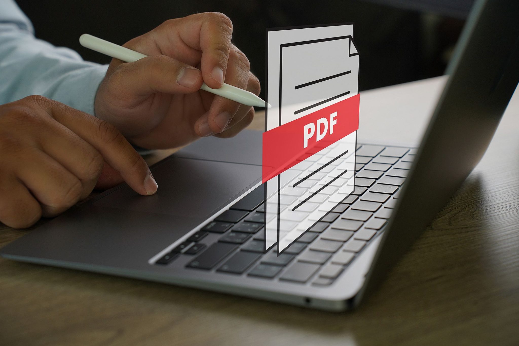 شخص يستخدم جهاز كمبيوتر محمول مع عرض رمز PDF عليه