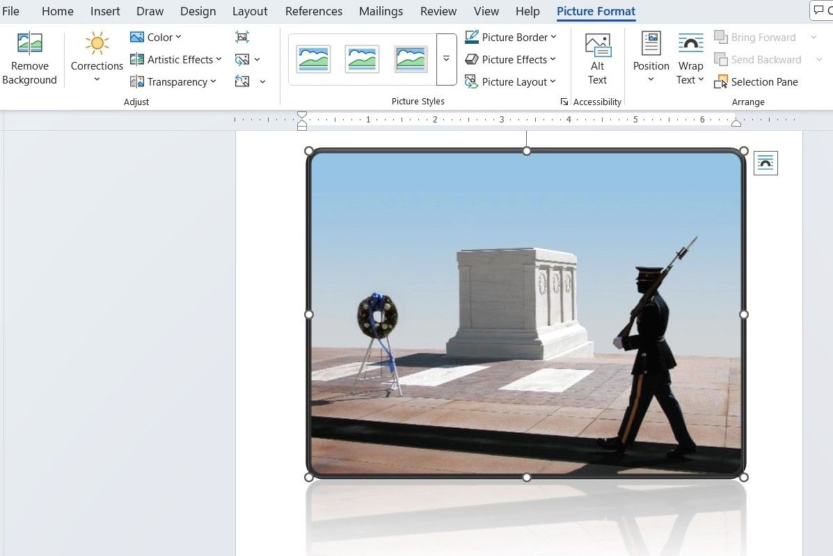 علامة تبويب تنسيق الصورة في Microsoft Word تعرض خيارات تحرير الصور