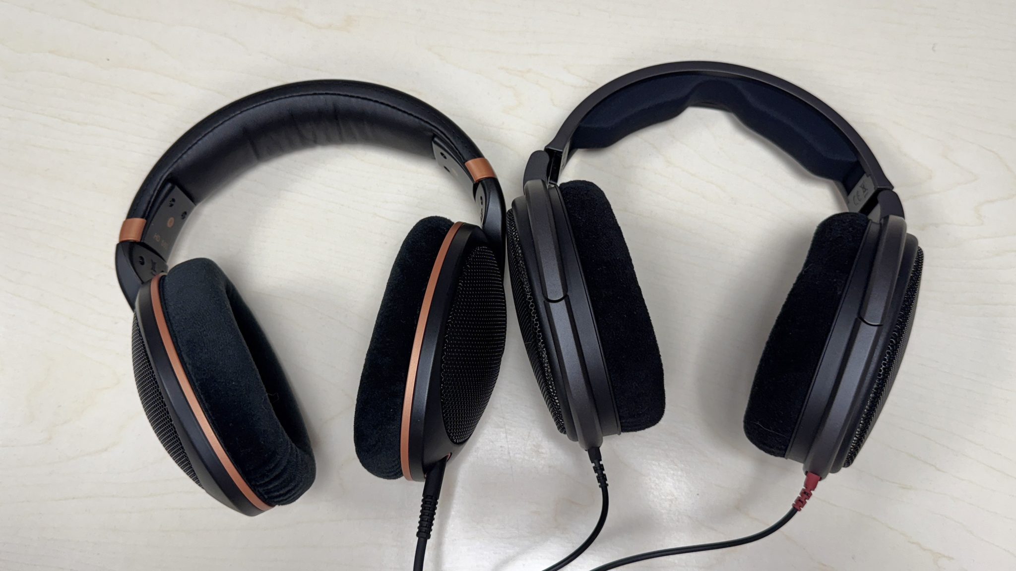 سماعتا Sennheiser HD 505 و HD 600 على طاولة