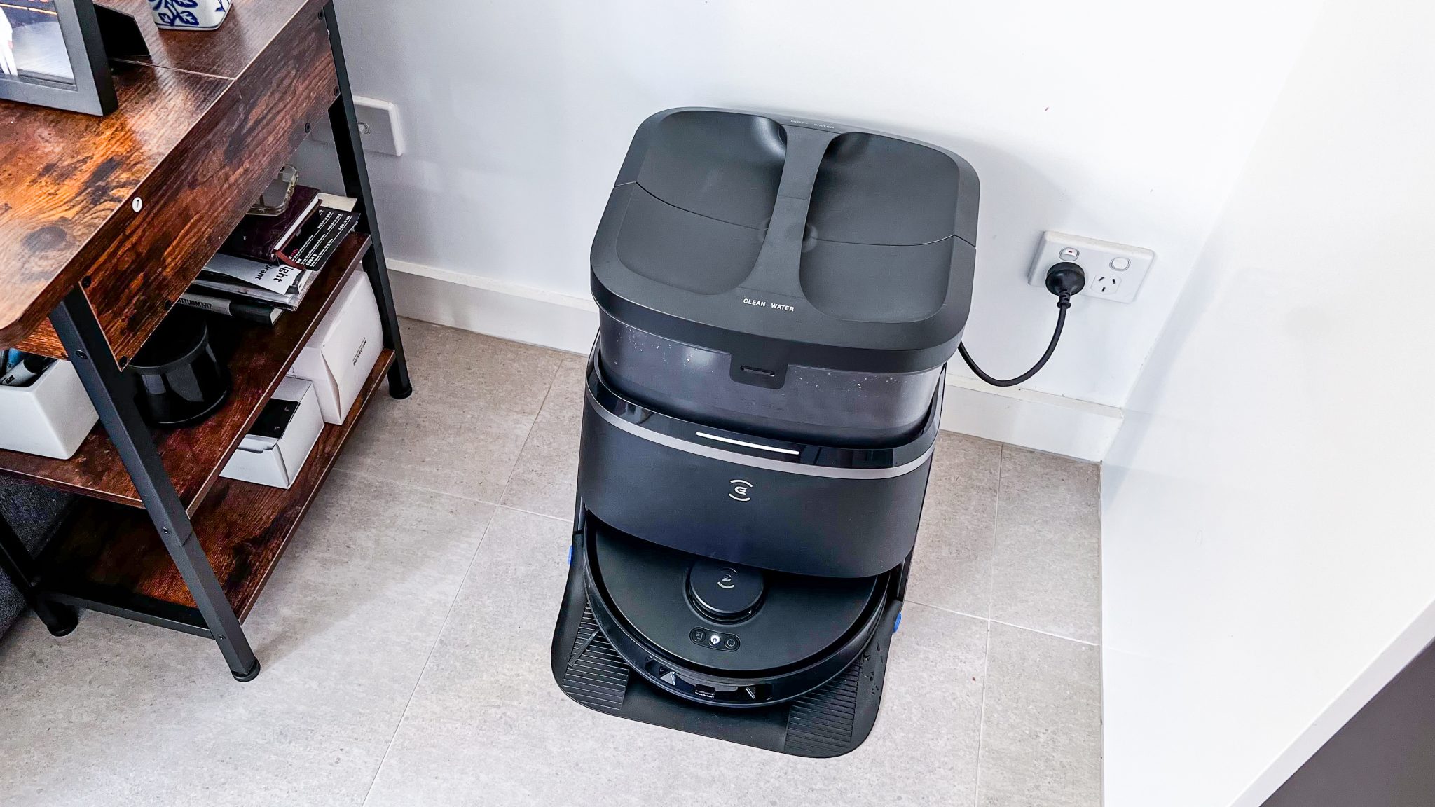 روبوت التنظيف Ecovacs Deebot T30 Omni بجانب طاولة صغيرة