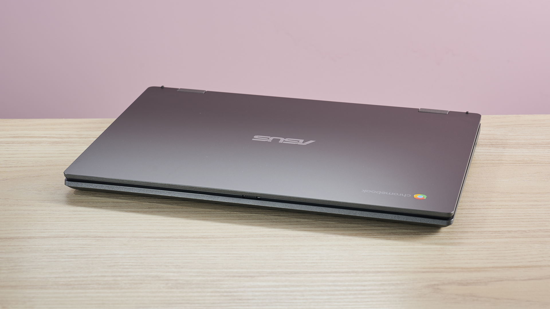 Asus Chromebook CM14 مغلق على مكتب