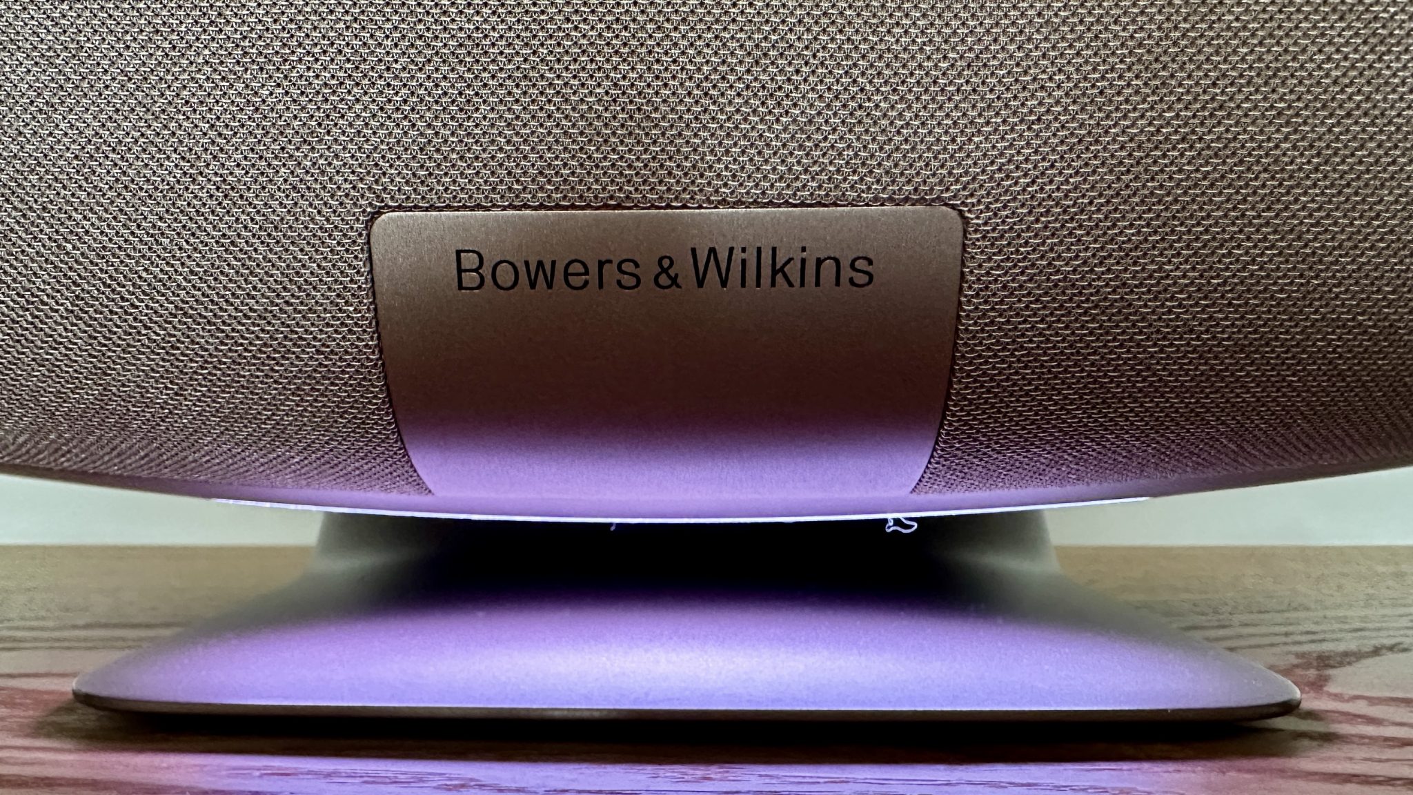 نظرة عن قرب على مكبر الصوت اللاسلكي Bowers & Wilkins Zeppelin Pro Edition وشعار B&W