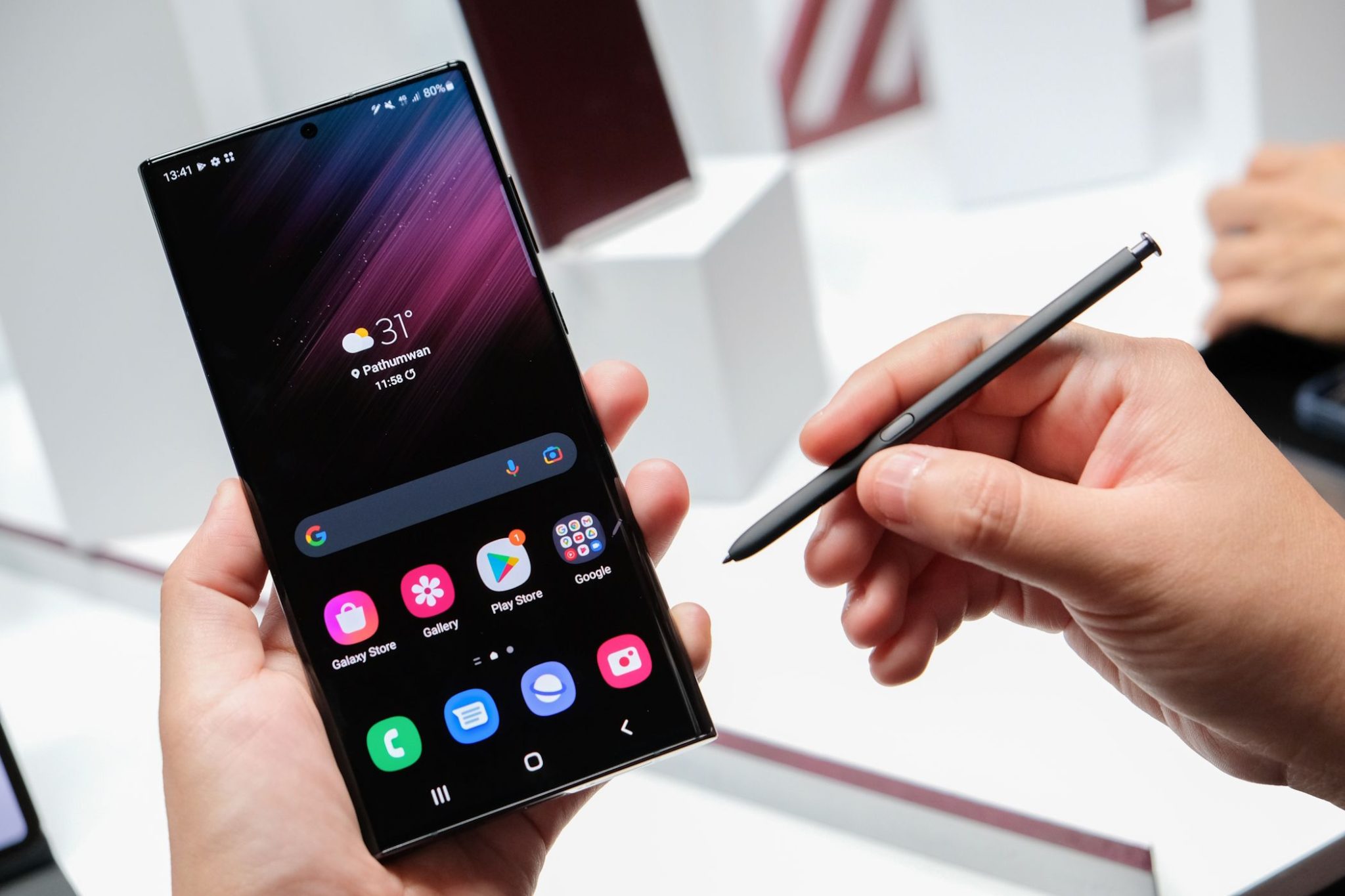 رجل يستخدم هاتف Galaxy S22 Ultra مع قلم S Pen