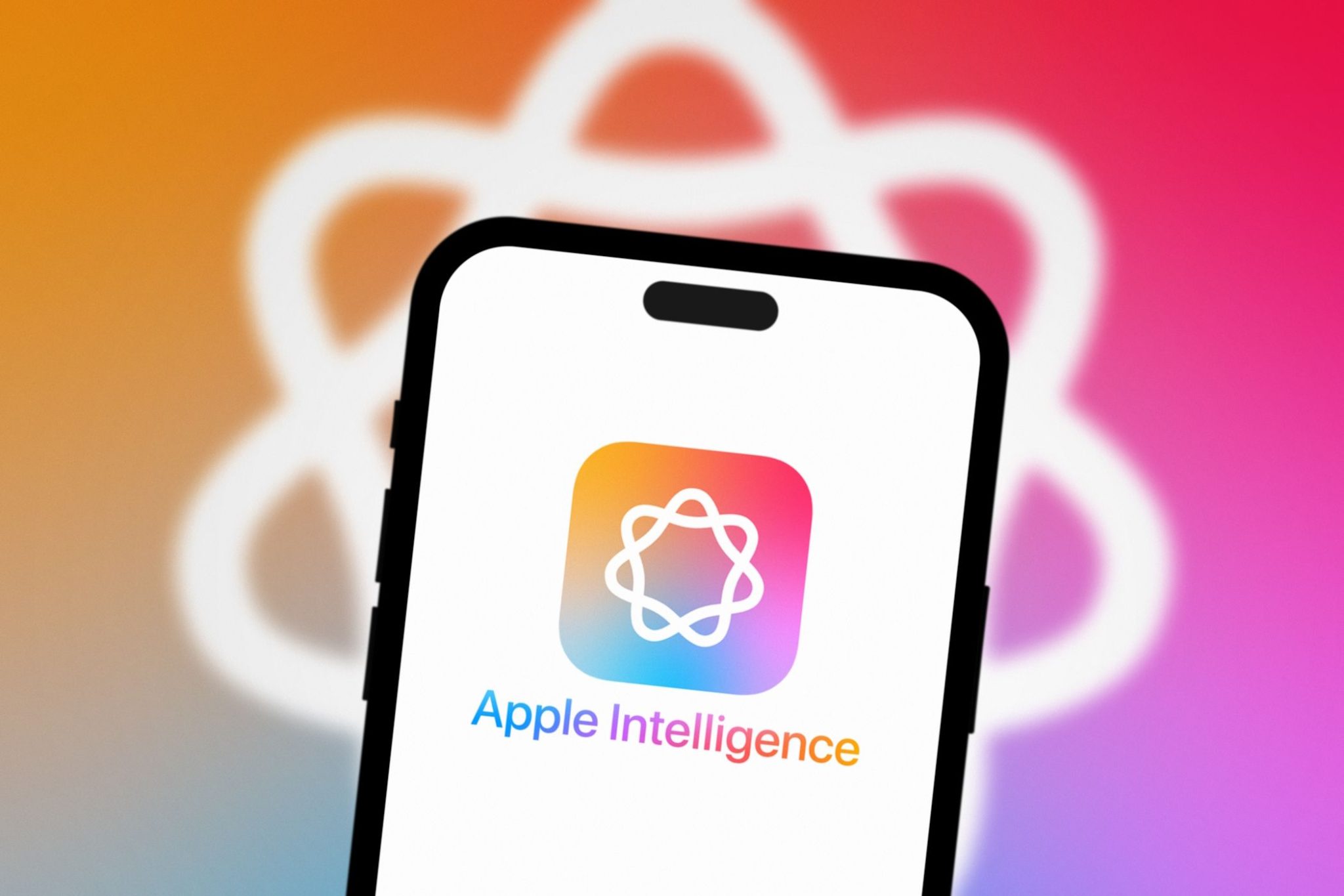 شعار Apple Intelligence يظهر على iPhone 15 Pro Max