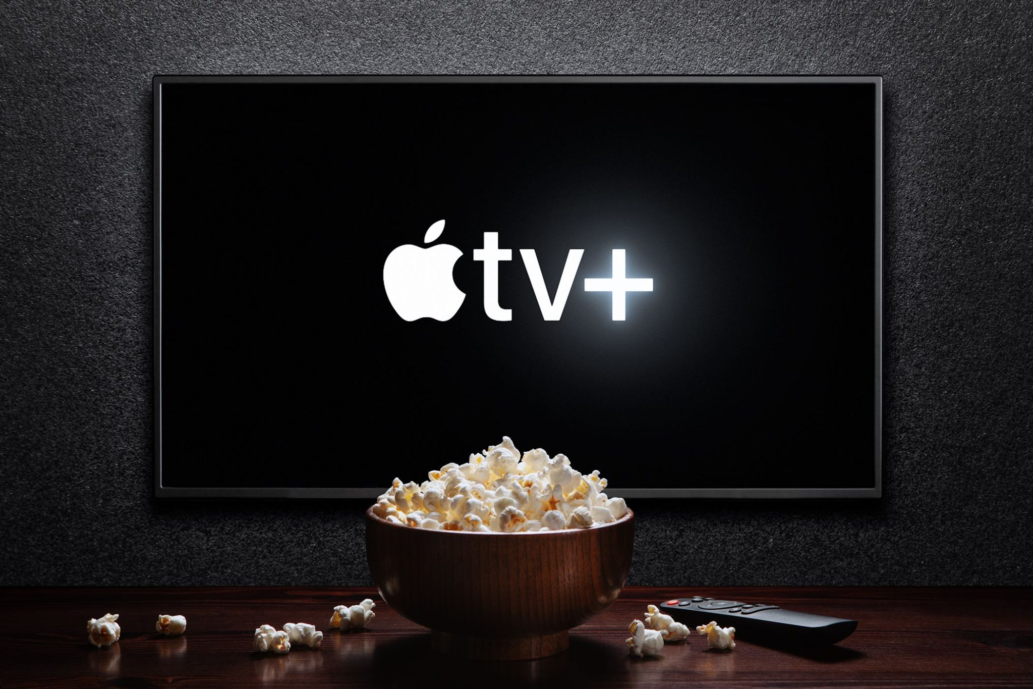 شعار Apple TV+ على التلفاز مع وعاء من الفشار