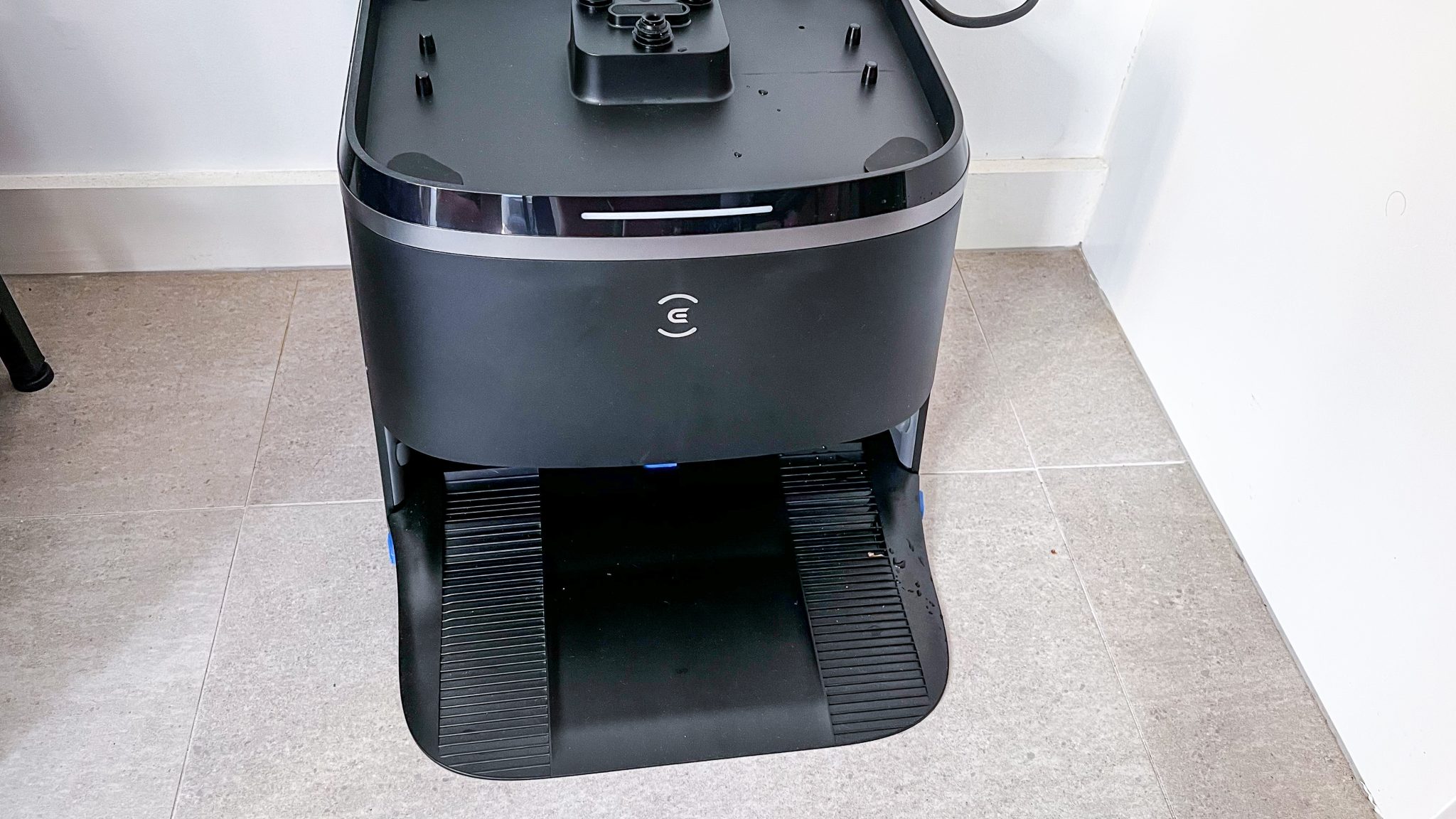 محطة إرساء Ecovacs Deebot T30 Omni الروبوتية تظهر علبة الغسيل