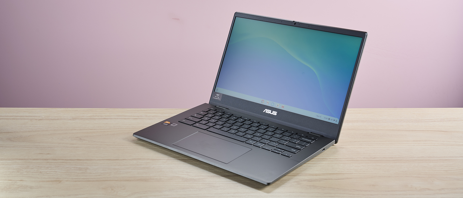 Asus Chromebook CM14 مفتوح على مكتب